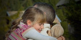 ћерка-отац-загрљај-меда