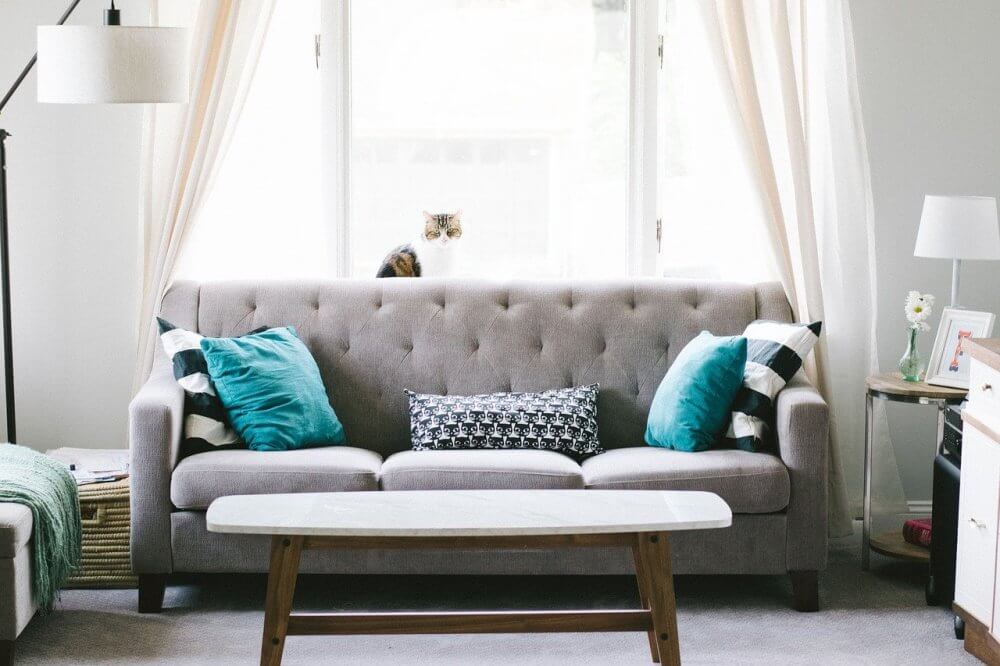 uređenje-stana-sofa-siva-plava-boje