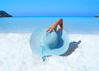 нега-коже-заштита-од-сунца-плави-шешир-плажа