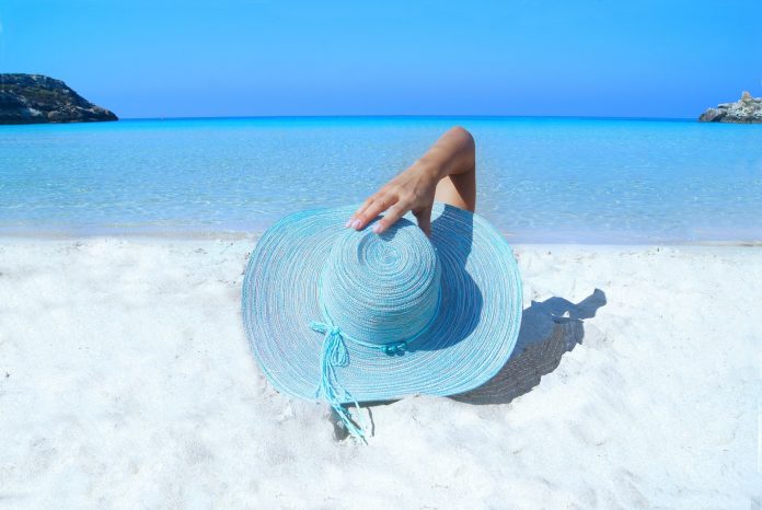 нега-коже-заштита-од-сунца-плави-шешир-плажа