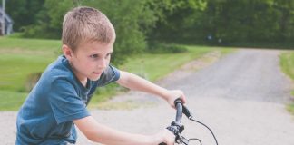 дечак-вози-бицикл