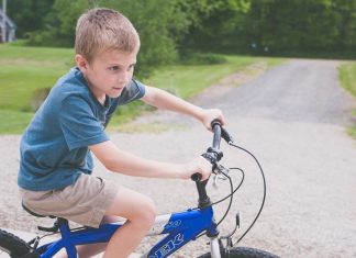 дечак-вози-бицикл