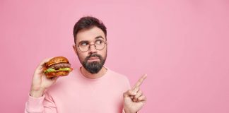 калоријски-дефицит-сендвич-мушкарац