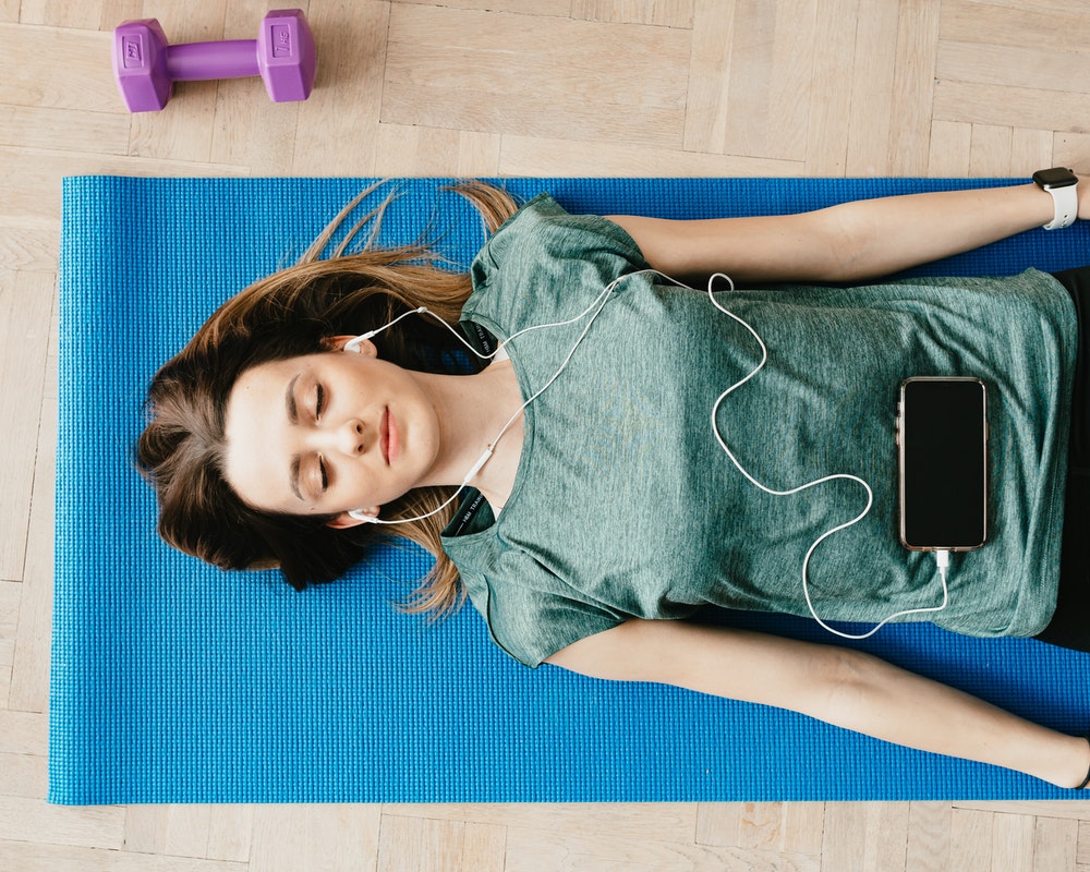 meditacija-slušalice-žena-podloga-mindfulness