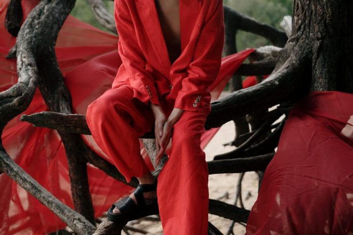 корен-репа-жена-црвене-панталоне