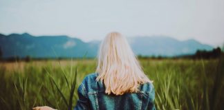 девојка-плава-коса-поље-спознаја