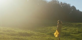 devojka-žuta-haljina-polje