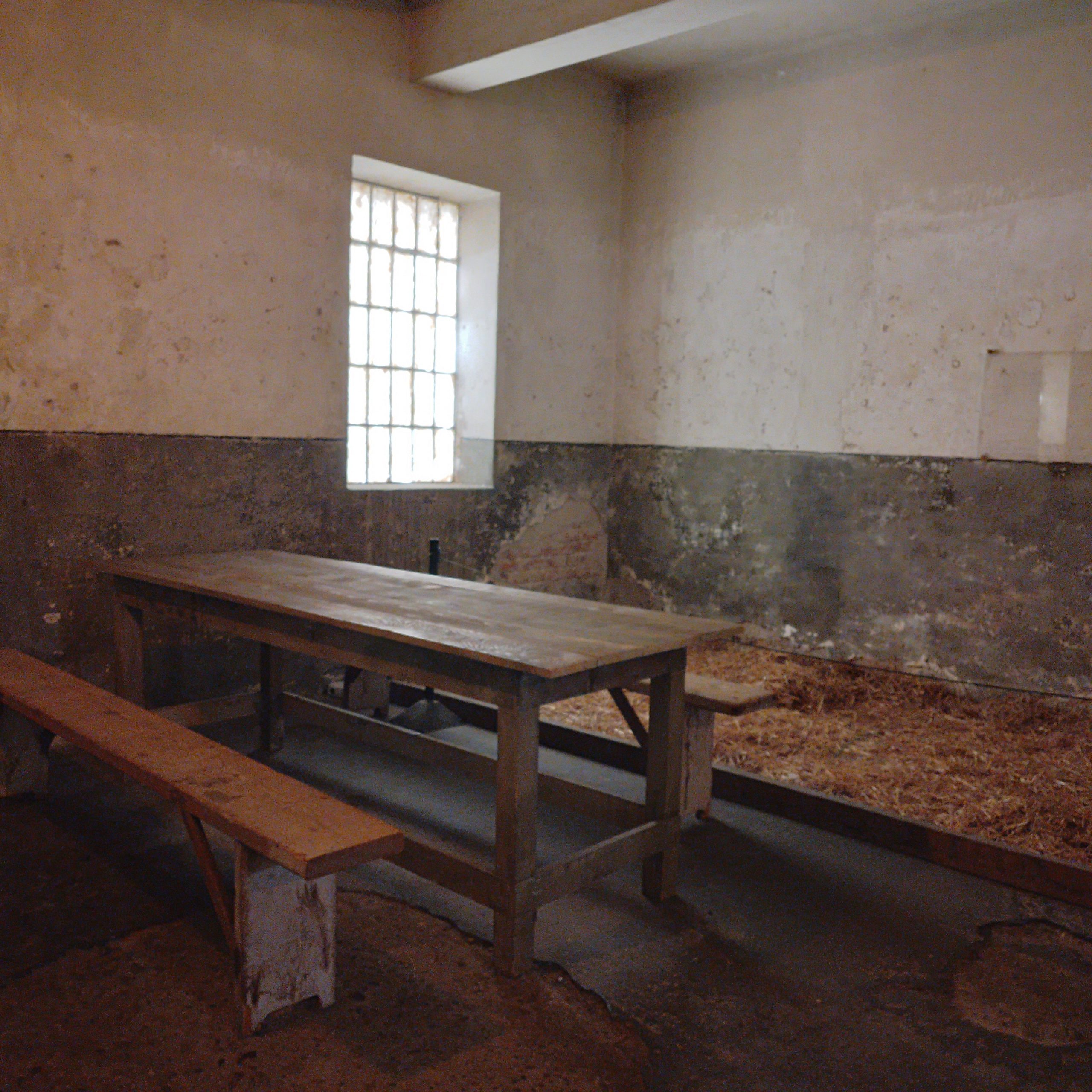 Дрвени сто и клупе, служили су за ручавање, али и пребијање људи