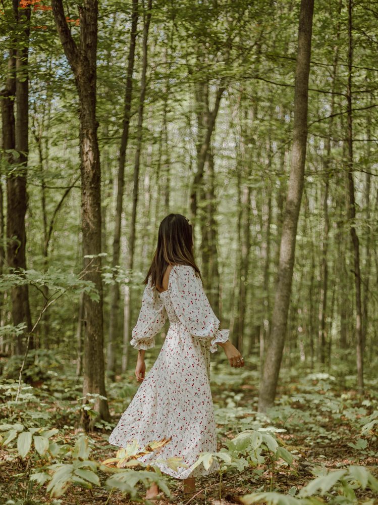 devojka-šuma