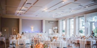 svadba-restoran-stolovi-stolice-dekoracija