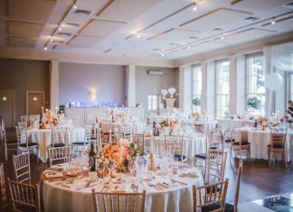 svadba-restoran-stolovi-stolice-dekoracija