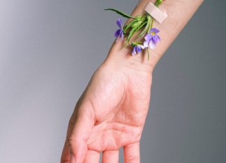 rana-flaster-cveće-ruka