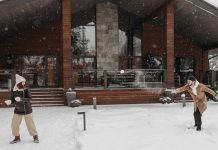 Савети за добар провод и опуштање у хладним зимским данима grudvanje-covek-zena