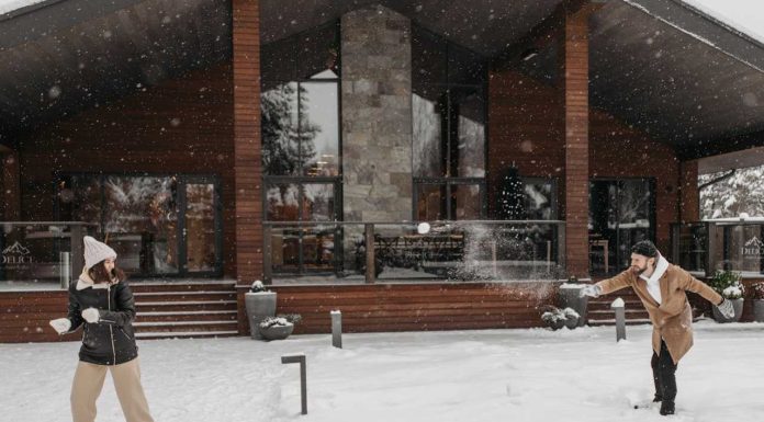 Савети за добар провод и опуштање у хладним зимским данима grudvanje-covek-zena