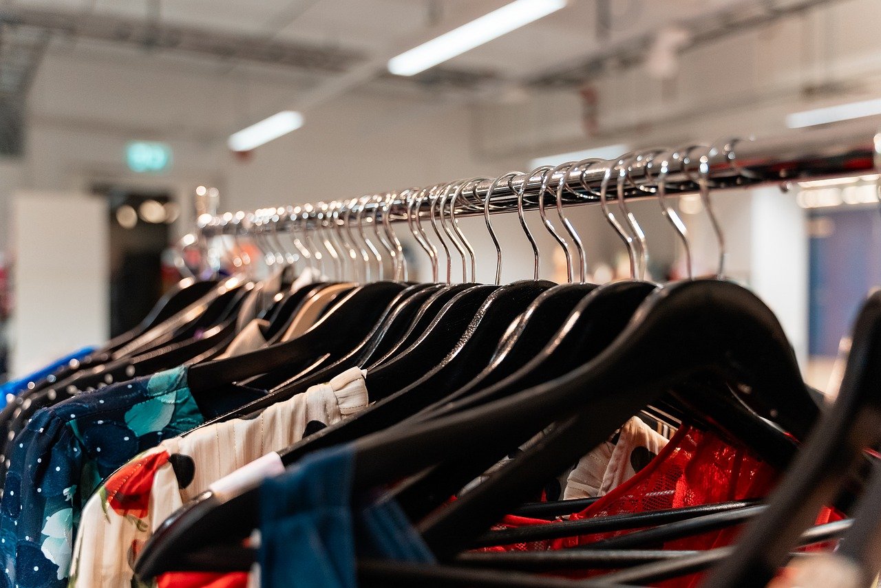 odeća-na-vešalicama-butik