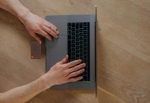 ruke-laptop-kartica-cip