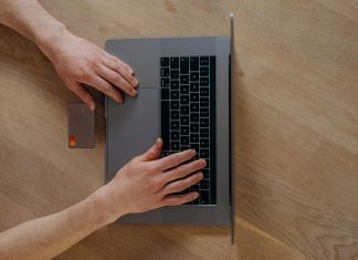 Како да се не изгубите у мору понуда приликом онлајн куповине? ruke-laptop-kartica-cip
