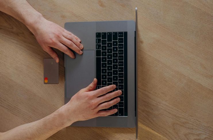 Како да се не изгубите у мору понуда приликом онлајн куповине? ruke-laptop-kartica-cip